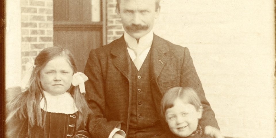 Stijn Streuvels met zijn dochter Paula en zoon Paul (1911)